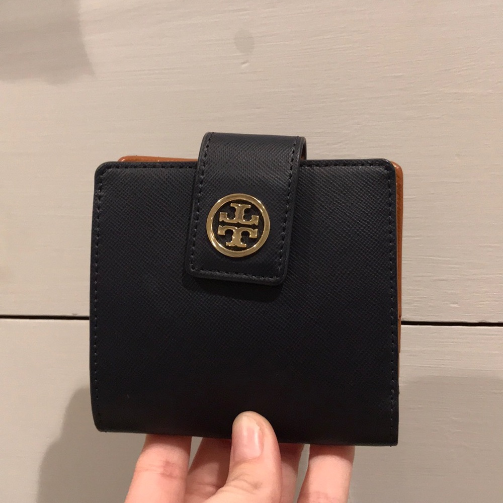 mini navy blue tory wallet!!!